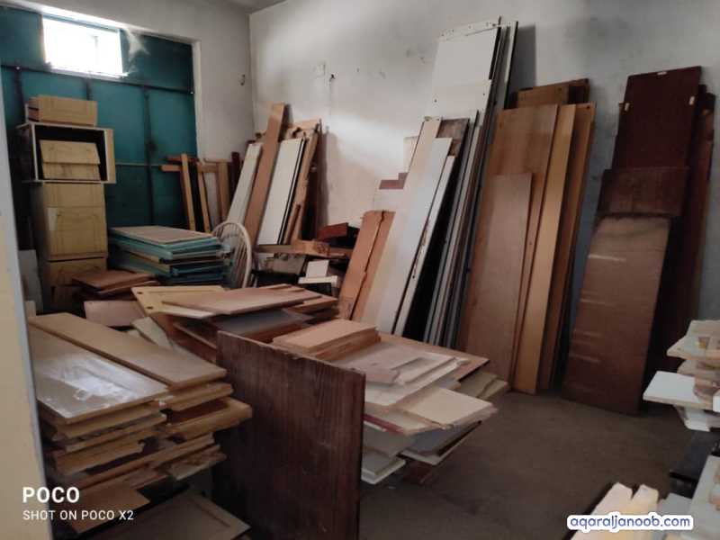 للبيع مستودع يحتوي على اثاث