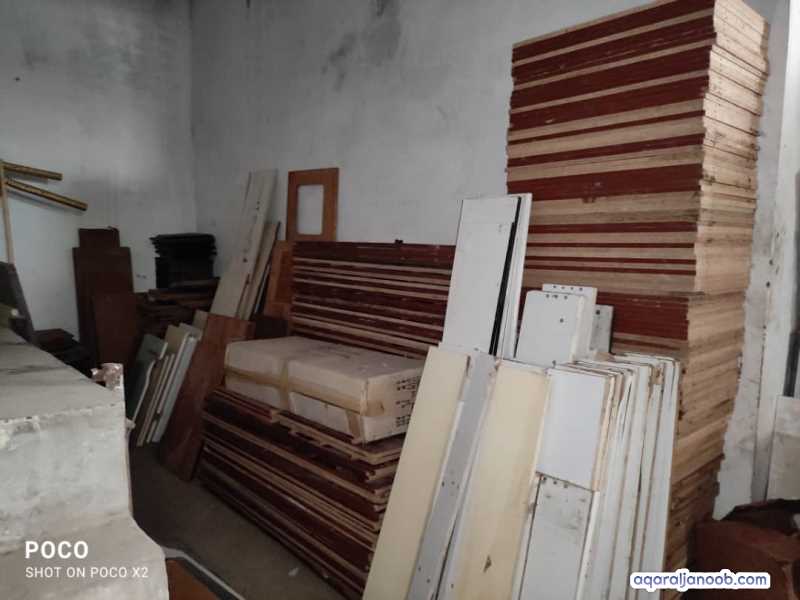 للبيع مستودع يحتوي على اثاث
