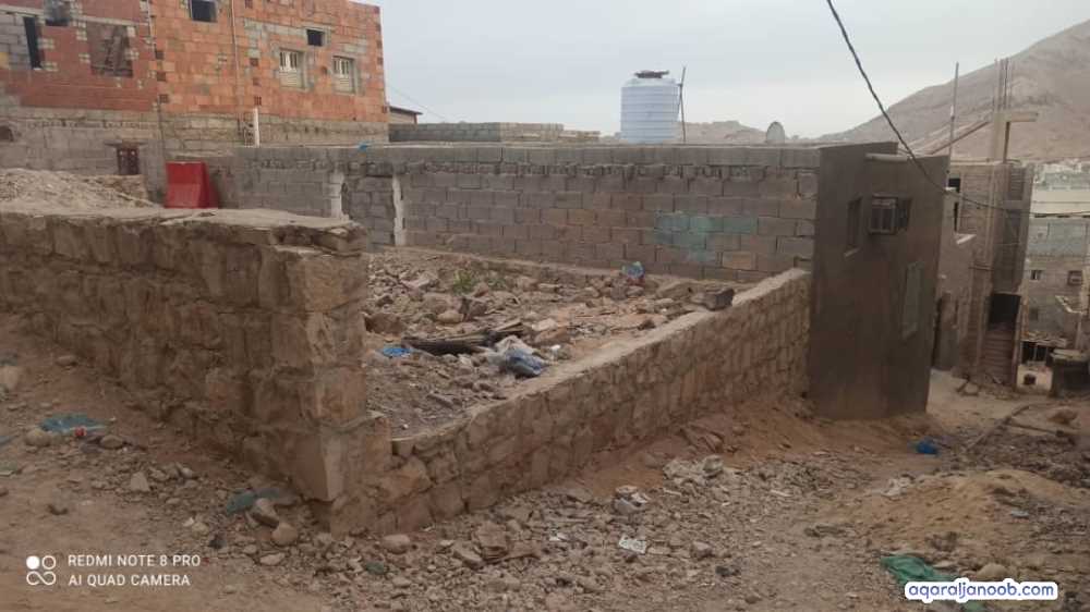 بيت شعبي مع أرض تابعه