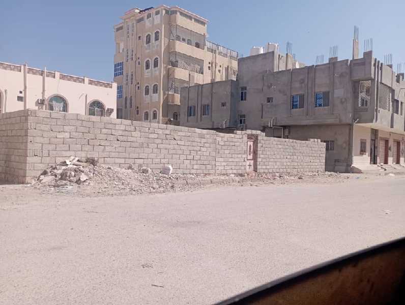 للبيع ارض في وسط المساكن 