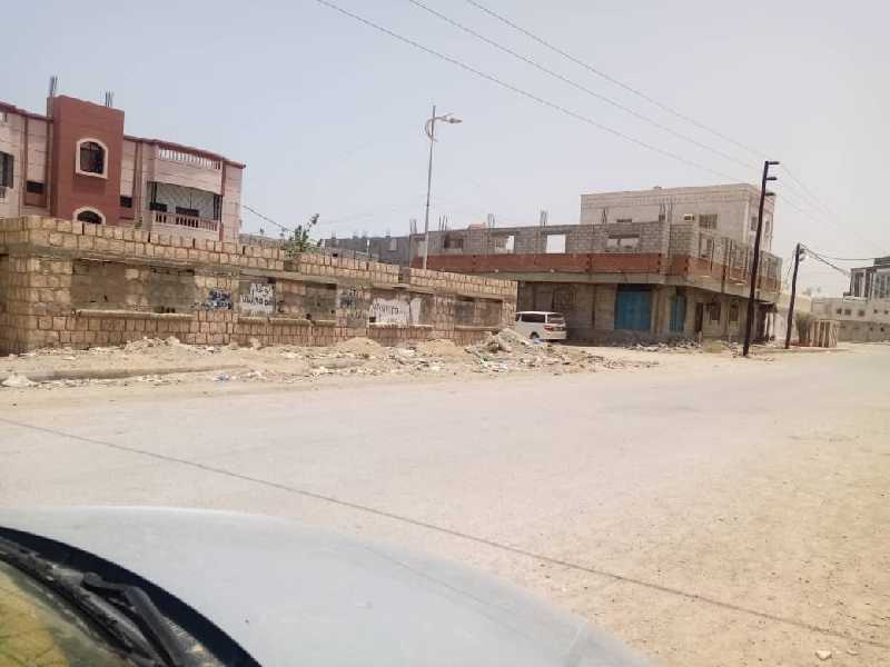 للبيت بيت عظم واقف على السقف